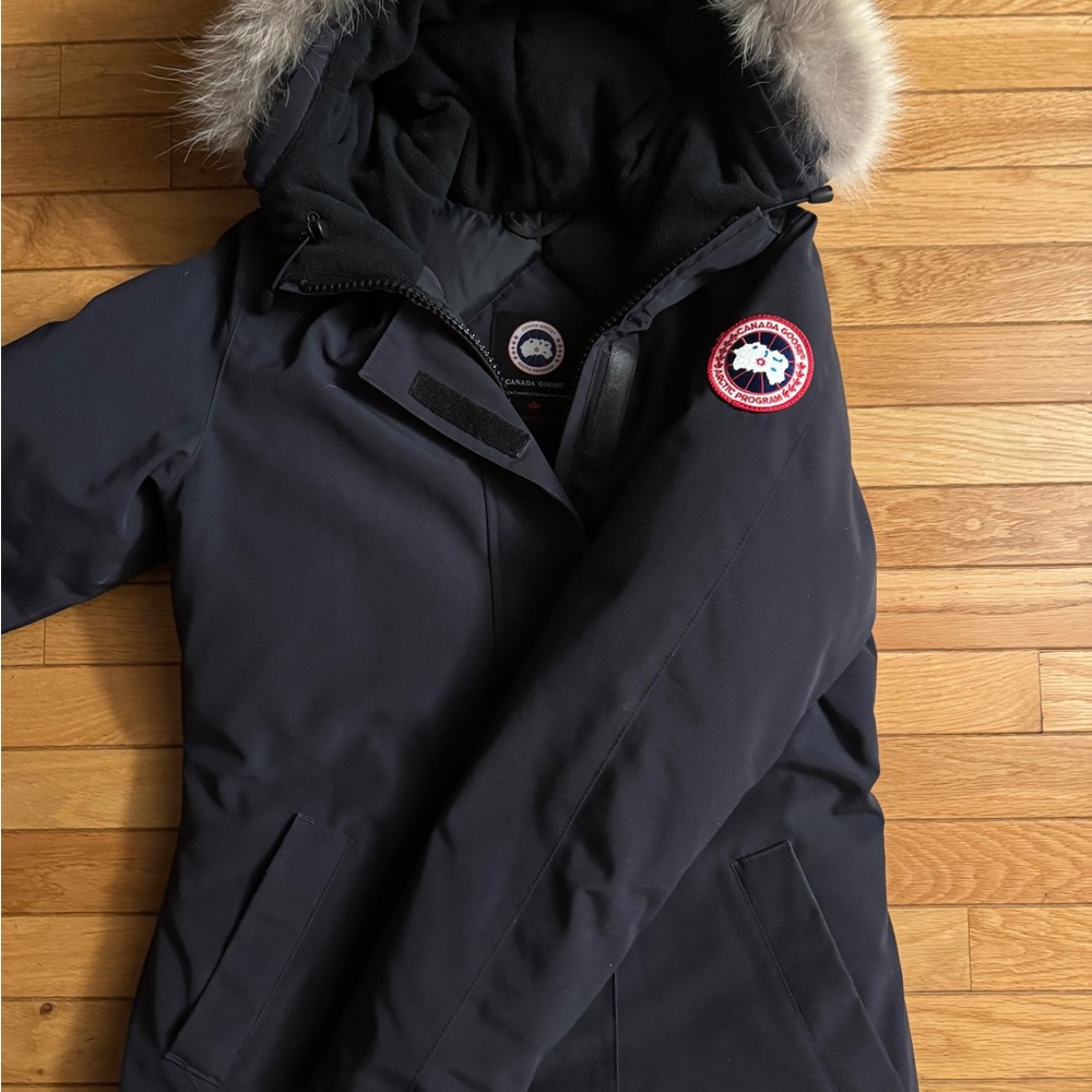 Like New Canada Goose Women’s Victoria Dark Navy Ski Parka with Detachable Fur - Picture 3 of 12